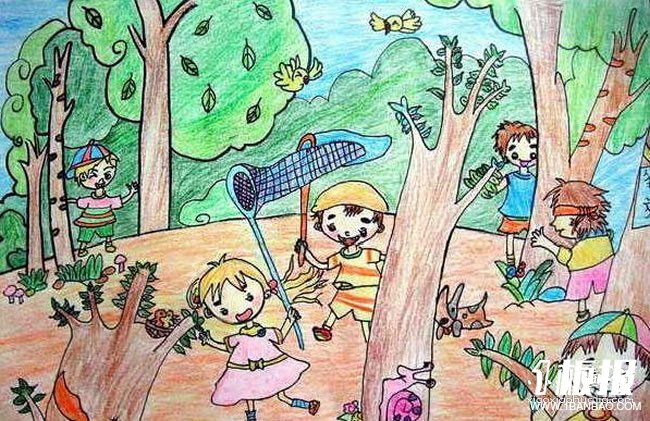 树林里玩耍的孩子们蜡笔画作品图片- www.yiyiyaya.cn